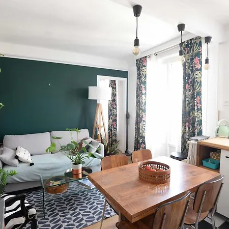 Charming And Bright Apt In The 18Th