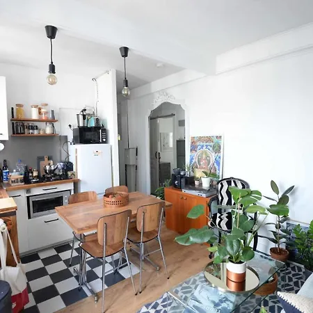 Charming And Bright Apt In The 18Th Appartement