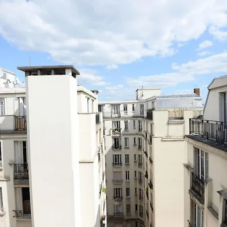 Charming And Bright Apt In The 18Th Appartement